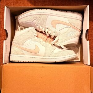 Brand New Nike High-Top Sneakers with light pink Accents
